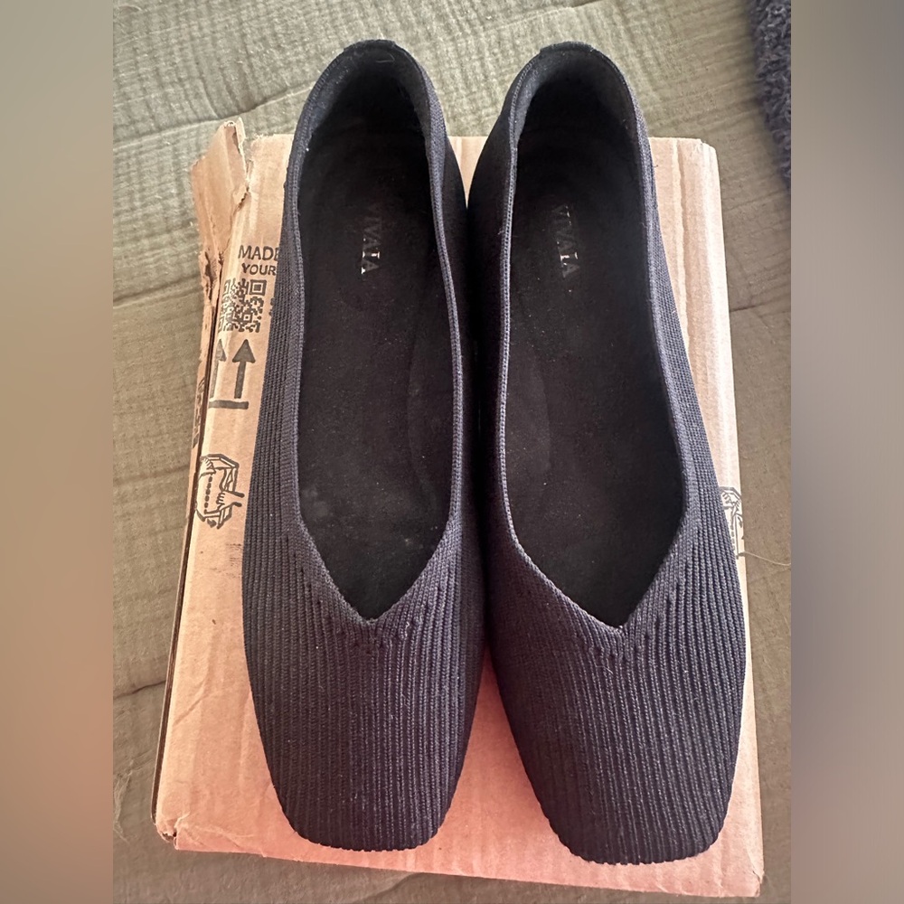 Vivaia Square-Toe V-Cut Flats (Margot 2.0)